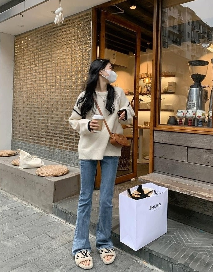 Beige Warm Sweater With Black Linings
