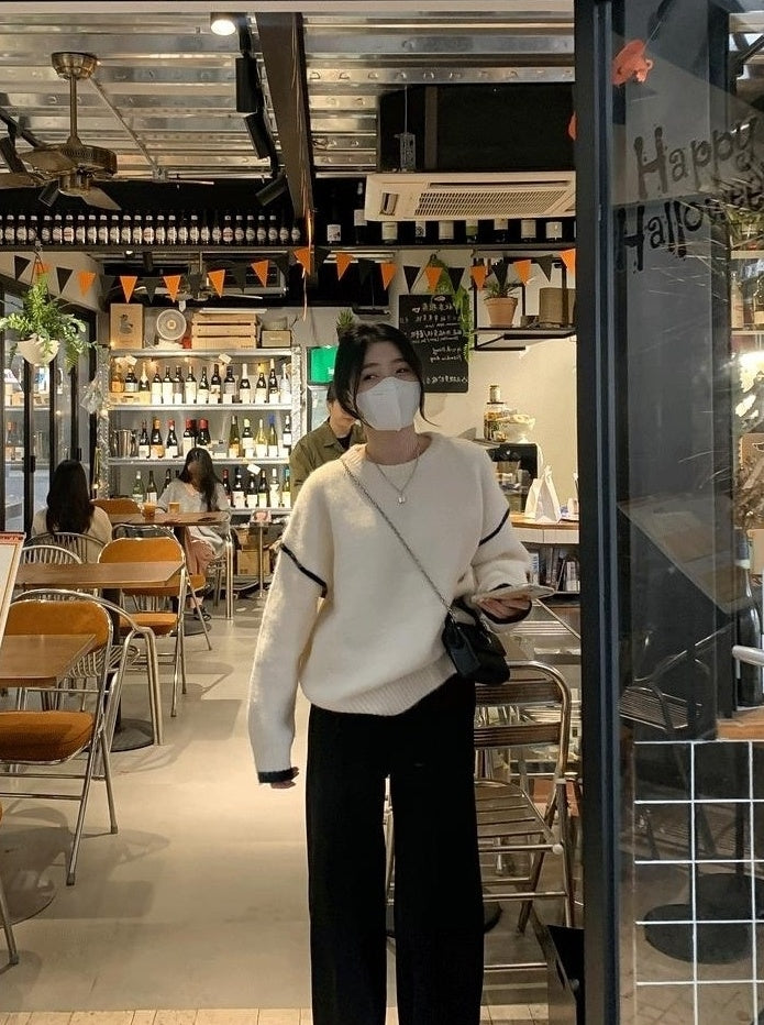 Beige Warm Sweater With Black Linings