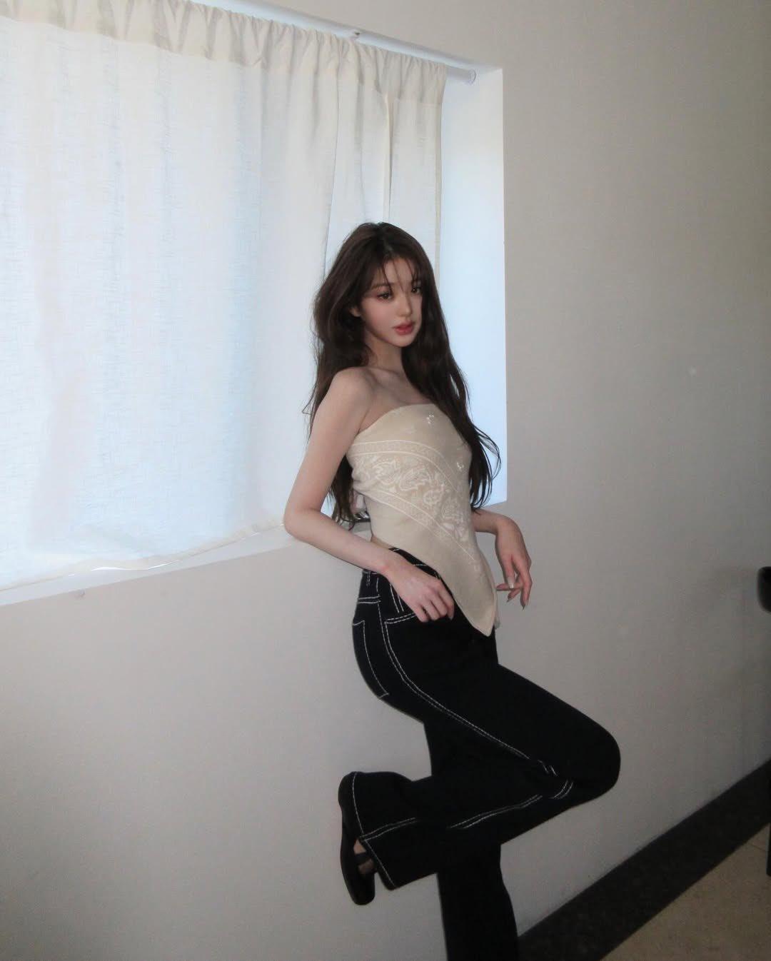 Black Classic Flare Stitch Jeans| Wonyoung