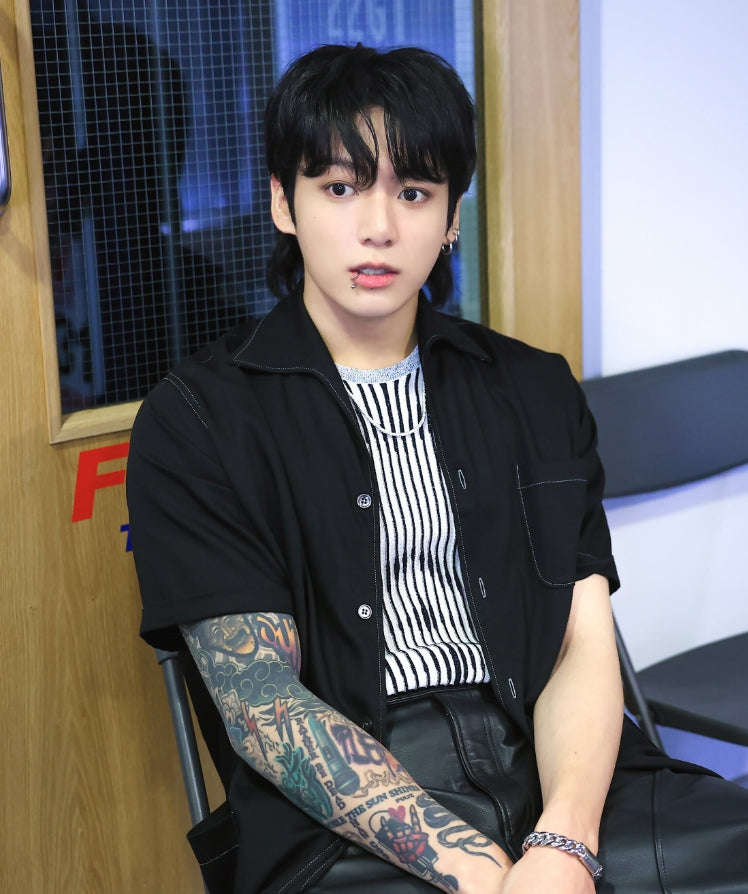 Black Outlined Short Sleeves Shirt