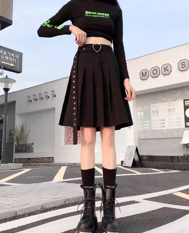 Black Pleated Skirt With Heart Buckle Belt