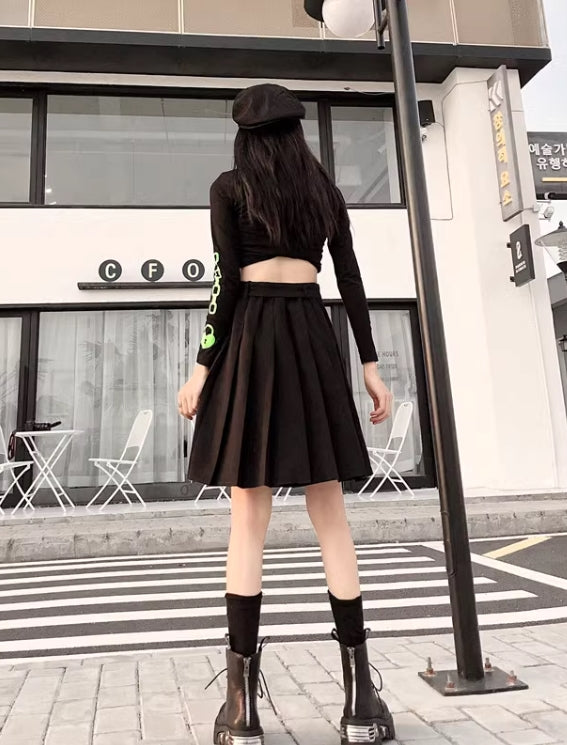 Black Pleated Skirt With Heart Buckle Belt