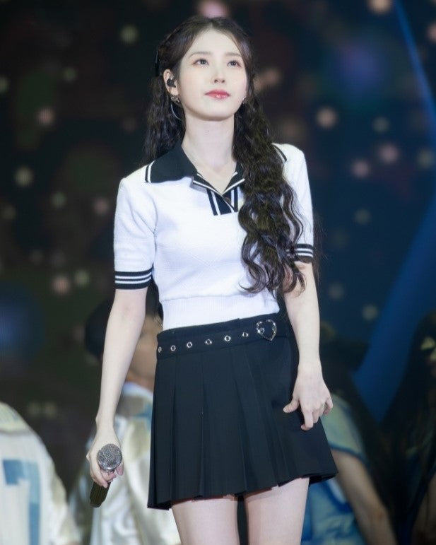 Black Pleated Skirt With Heart Buckle Belt