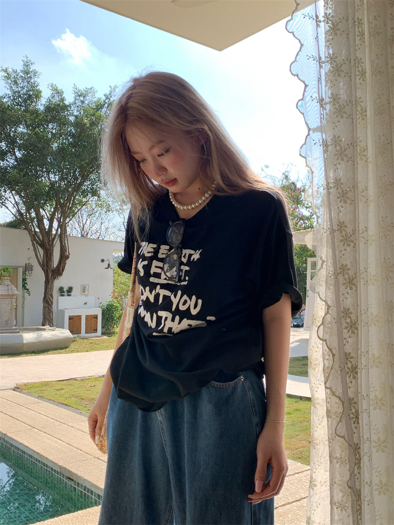 Black The Earth Is Flat T-Shirt