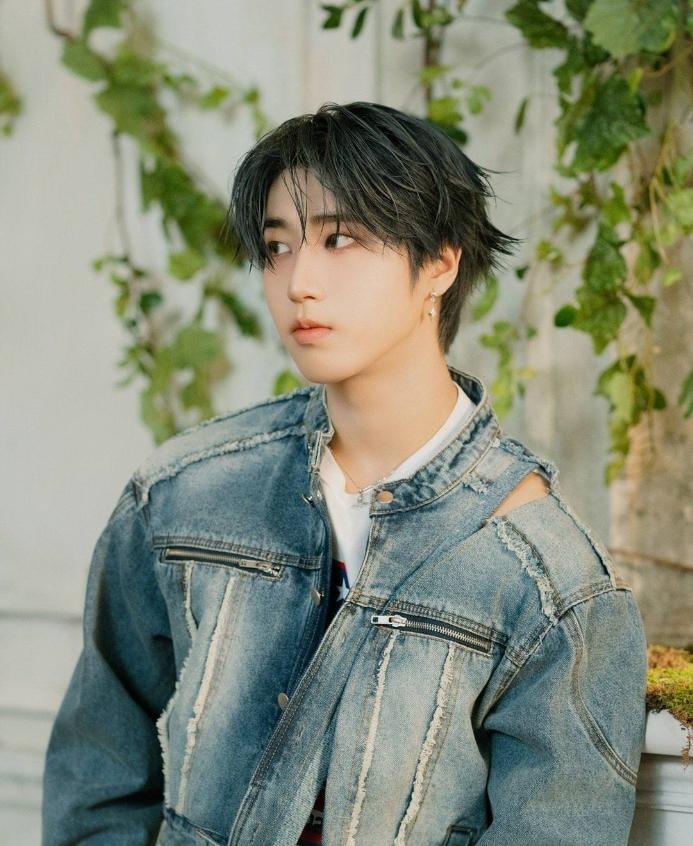Blue Front Zipper Pockets Denim Jacket