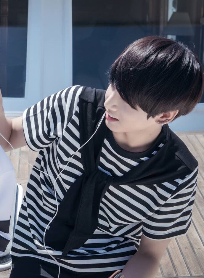 White And Black Striped T-shirt With Shawl