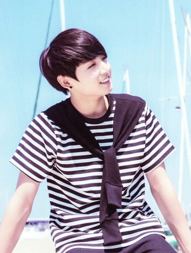 White And Black Striped T-shirt With Shawl