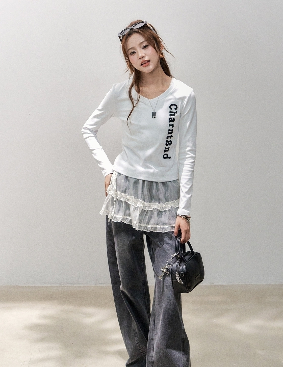 Minimalist Letter Patch V Neck Slim Fit Top