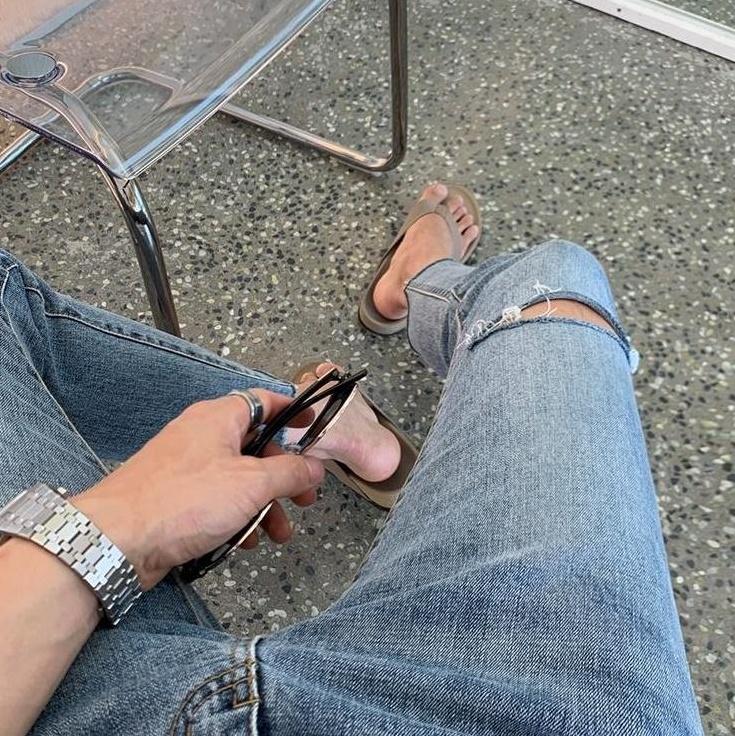 Stylish Distressed Straight Fit Jeans