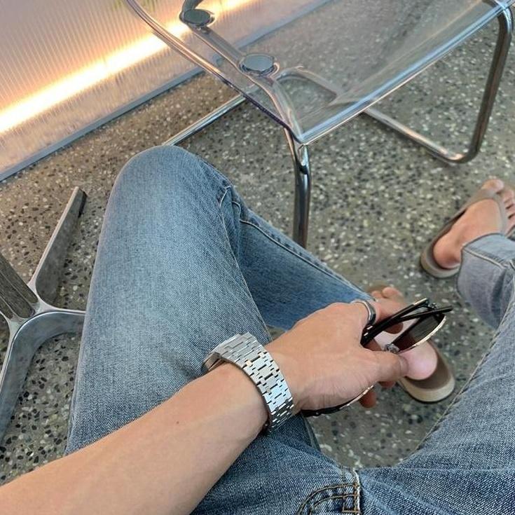 Stylish Distressed Straight Fit Jeans