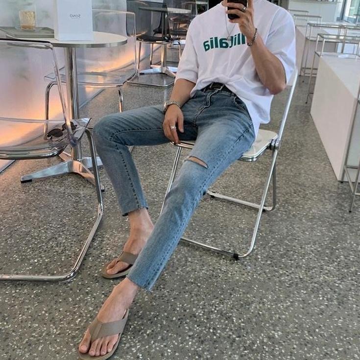Stylish Distressed Straight Fit Jeans