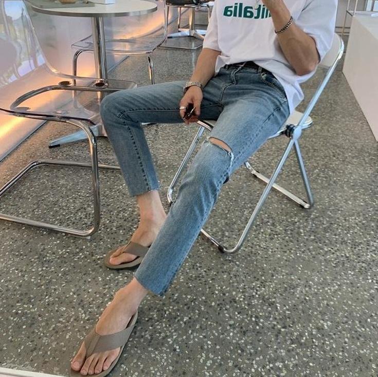 Stylish Distressed Straight Fit Jeans