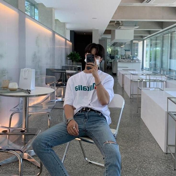 Stylish Distressed Straight Fit Jeans