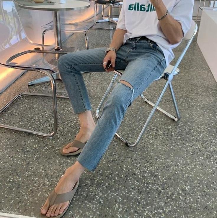 Stylish Distressed Straight Fit Jeans