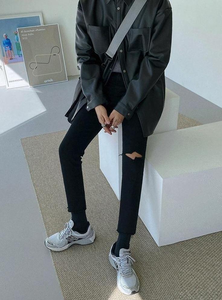 Trendy Black Kneeripped Slim Jeans