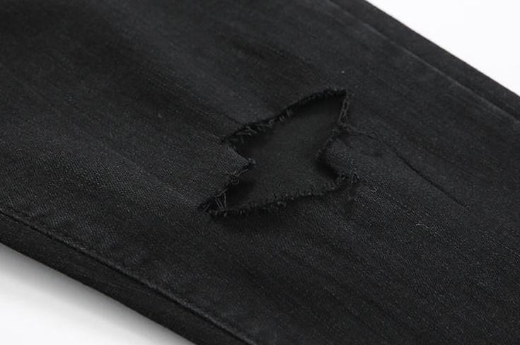 Trendy Black Kneeripped Slim Jeans