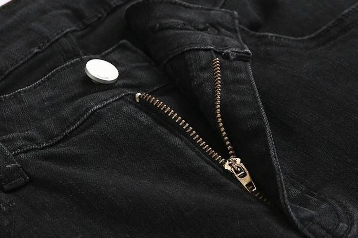 Trendy Black Kneeripped Slim Jeans