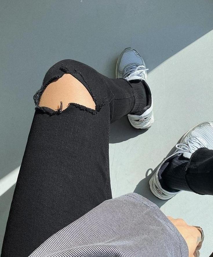Trendy Black Kneeripped Slim Jeans