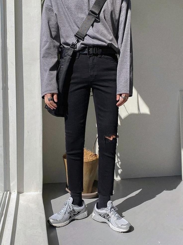 Trendy Black Kneeripped Slim Jeans