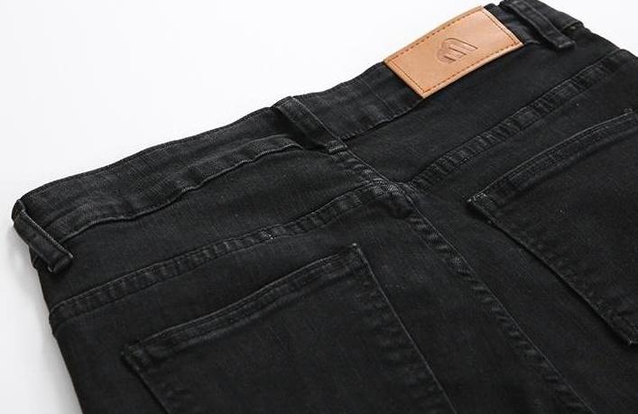 Trendy Black Kneeripped Slim Jeans