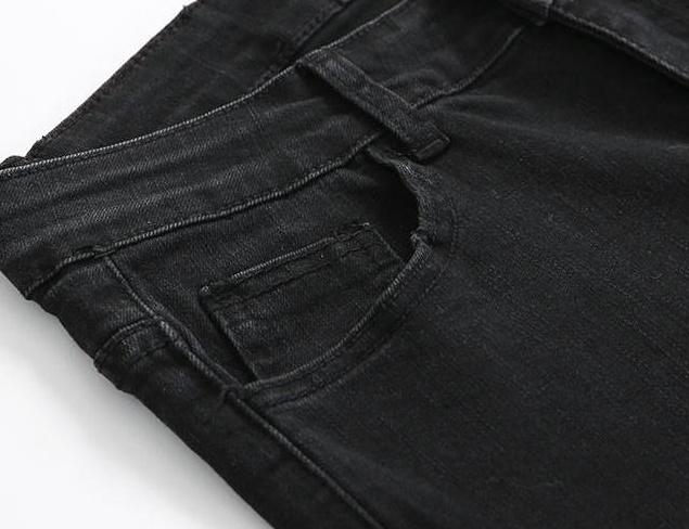 Trendy Black Kneeripped Slim Jeans