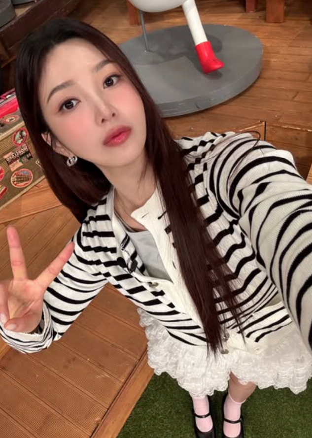 White And Black Stripes Round Neck Cardigan