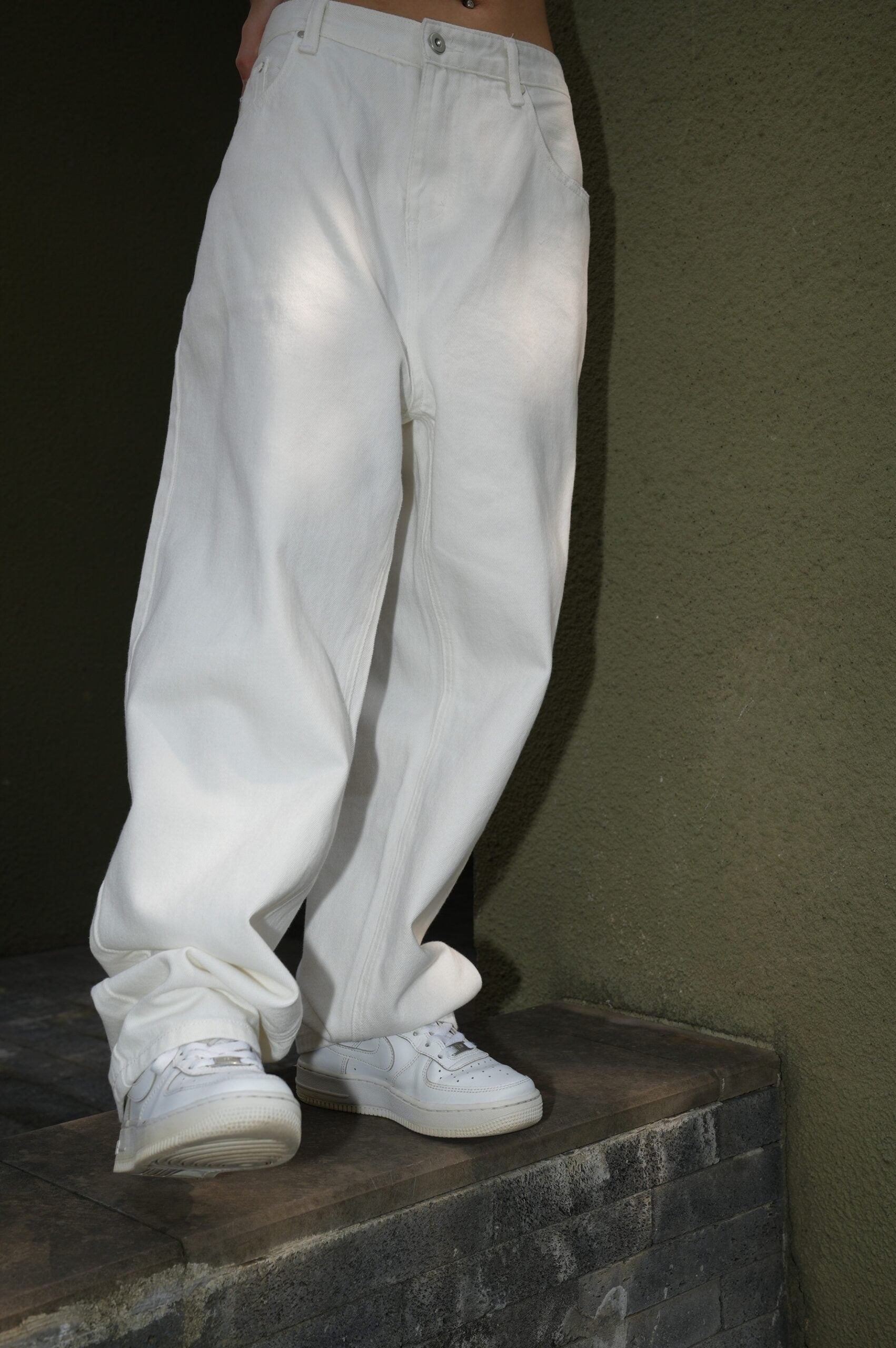 White Classic Low-Rise Baggy Jeans